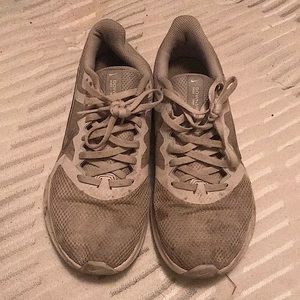 Nike - Size 8 - EUR 39 - cm 25 - BR 37.5 - CN 250 (2.5)